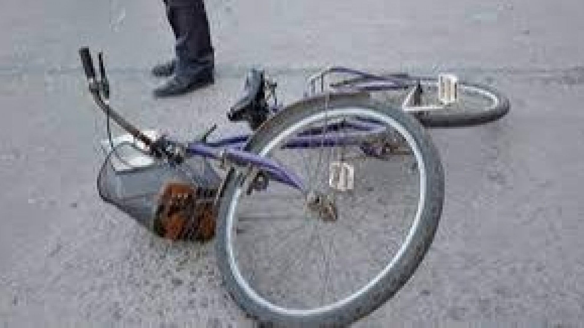 Un automovilista atropelló e hirió a un ciclista en el Acceso Sur